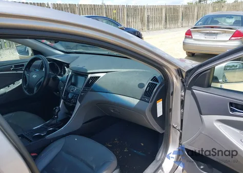 2013 Hyundai Sonata Hybrid Limited z USA, uszkodzony, nr VIN KMHEC4A40DA050687